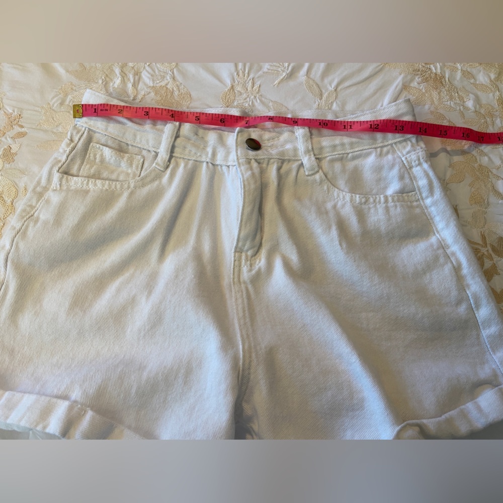 NWOT“JEANS” Sz-L Juniors/58 China- Cute Off White Jean Shorts-Soft Movable Cloth
